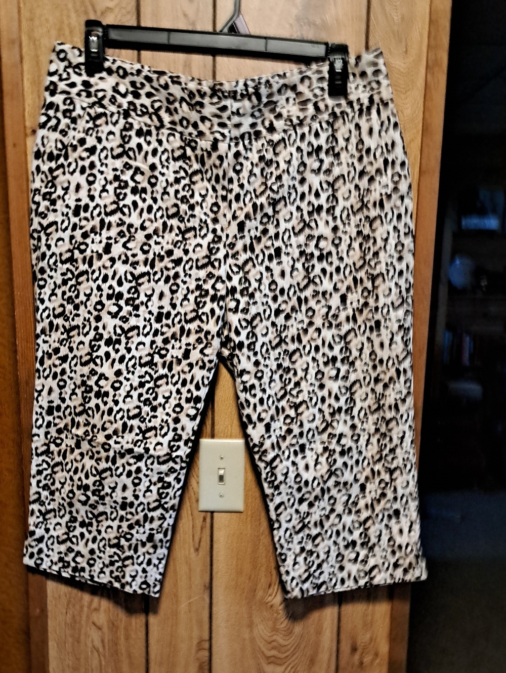 Laura Ashley Size 16 P Leopard Print Capris. Brown and Tan